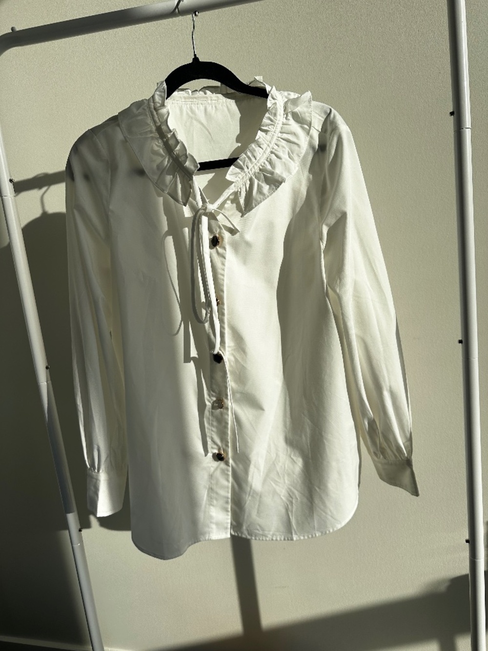 White Ruffle Collar Blouse – Vintage-Inspired Button-Up Top (S)